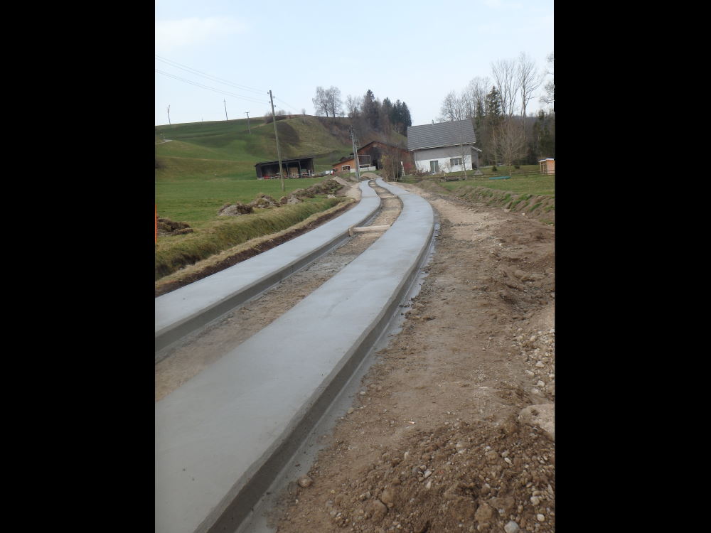 NEU: ab sofort bauen wir Betonstrassen und Betonfahrspuren maschinell (mit Betonschlitten) selber ein!